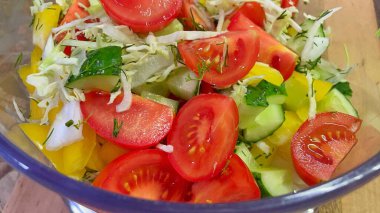 Sebzeleri kaseye, domateslere, salatalıklara, biberlere, vitaminlere koy. 