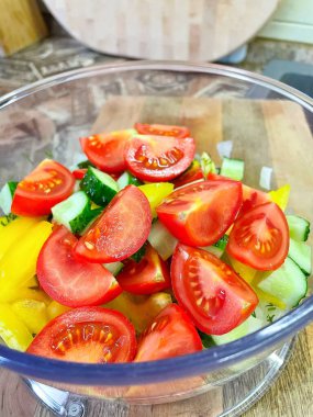 Sebzeleri kaseye, domateslere, salatalıklara, biberlere, vitaminlere koy. 