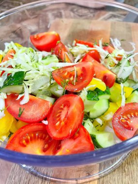 Sebzeleri kaseye, domateslere, salatalıklara, biberlere, vitaminlere koy. 