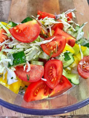 Sebzeleri kaseye, domateslere, salatalıklara, biberlere, vitaminlere koy. 