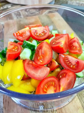 Sebzeleri kaseye, domateslere, salatalıklara, biberlere, vitaminlere koy. 