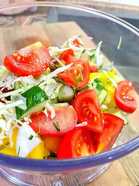 Sebzeleri kaseye, domateslere, salatalıklara, biberlere, vitaminlere koy. 