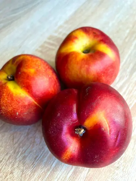 Kırmızı meyveler, şeftaliler, nektarinler, vitaminler