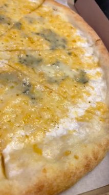 Eritilmiş peynirli pizza, zeytin, mantar ve peynir.