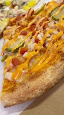 Masanın üzerinde nefis bir İtalyan pizzasının yakın plan fotoğrafı.