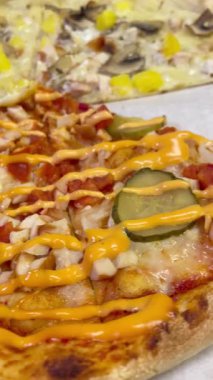 Tavuk, peynir, mantar, soğan, biber ve biberli pizza.