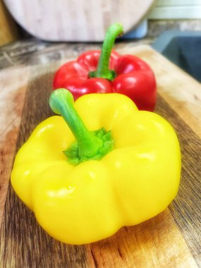 Ahşap zemin üzerine sarı biber