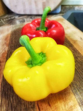 Tahta bir masada taze sarı biber
