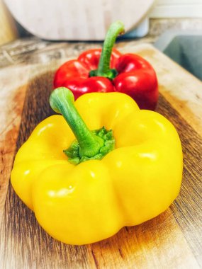 Ahşap arka planda taze sarı biber