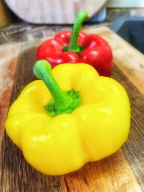 Mutfak masasında sarı ve kırmızı biberler