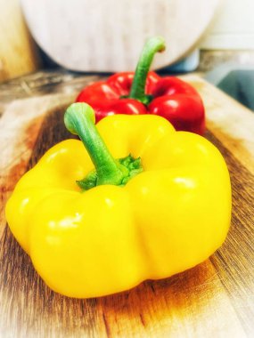 Beyaz arkaplanda sarı biber