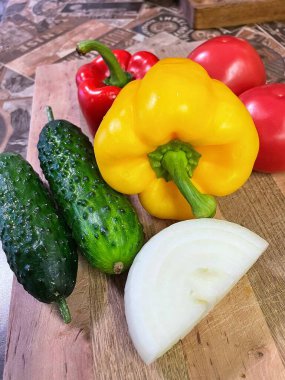 Tahta bir masada sebzeler ve meyveler. sağlıklı yiyecekler