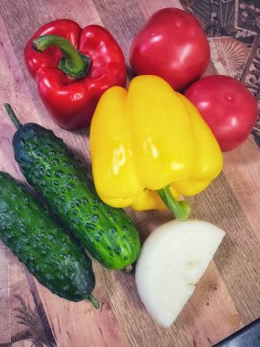 Tahta bir masada taze sebze, biber ve sarımsak.