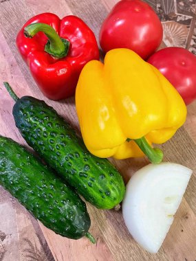 Yemek yapmak için sebze ve baharat.