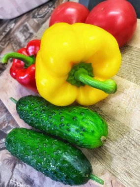 Beyaz ahşap arka planda taze organik sebzeler