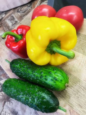 Ahşap arka planda taze renkli sebzeler