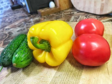 ahşap zemin üzerine sarı ve kırmızı biber