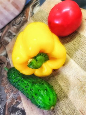 Masada taze sarı ve kırmızı biber var.