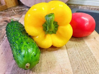 Taze sebze, salata, domates, salatalık, biber. 