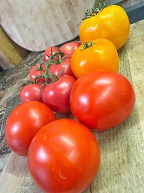 Beyaz arkaplanda taze kırmızı ve sarı domatesler