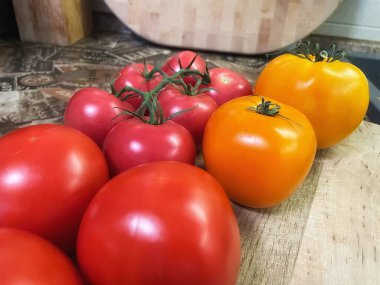 Tahta masadaki domatesler