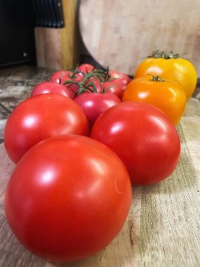 Ahşap arka planda taze domatesler