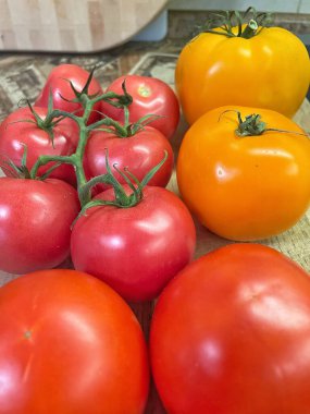 kırmızı ve sarı domatesler