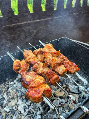 Izgarada ızgara tavuk.