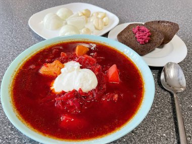 Etli ve ekşi kremalı kırmızı borş, Ukrayna ulusal mutfağı, sarımsak, soğan, ekmek, pancarlı yabanturpu