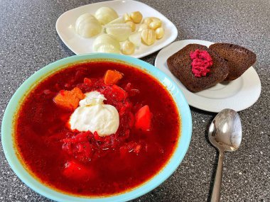 Etli ve ekşi kremalı kırmızı borş, Ukrayna ulusal mutfağı, sarımsak, soğan, ekmek, pancarlı yabanturpu