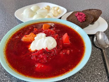 Etli ve ekşi kremalı kırmızı borş, Ukrayna ulusal mutfağı, sarımsak, soğan, ekmek, pancarlı yabanturpu