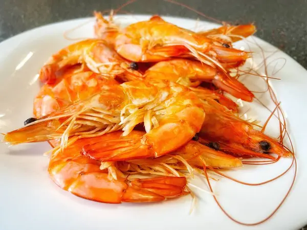 İştah açıcı kral karidesleri, karides, deniz ürünleri.