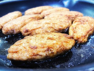 Tavada kızartılmış et, et tabakları, köfteler.