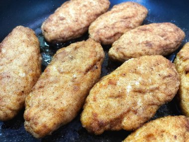 Tavada kızartılmış et, et tabakları, köfteler.