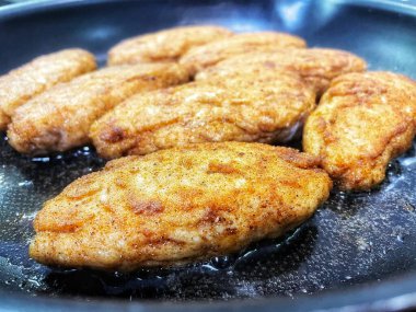 Tavada kızartılmış et, et tabağı, köfte, yağ...