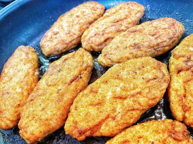 Tavada kızartılmış et, et tabağı, köfte, yağ...