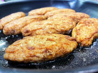 Tavada kızartılmış et, et tabağı, köfte, yağ...