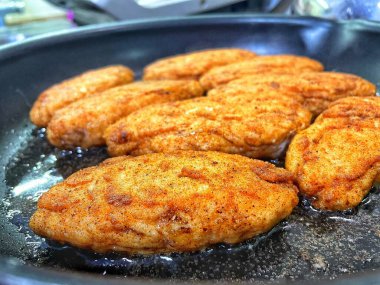 Tavada kızartılmış et, et tabağı, köfte, yağ...