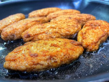 Tavada kızartılmış et, et tabağı, köfte, yağ...