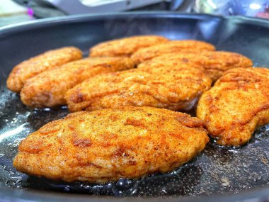 Tavada kızartılmış et, et tabağı, köfte, yağ...