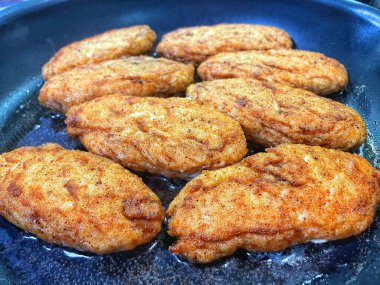 Tavada kızartılmış et, et tabağı, köfte, yağ...