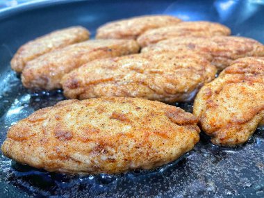 Tavada kızartılmış et, et tabağı, köfte, yağ...