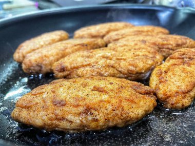 Tavada kızartılmış et, et tabağı, köfte, yağ...