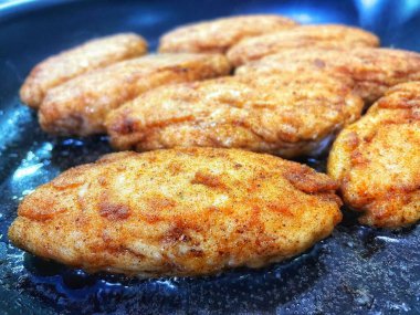 Tavada kızartılmış et, et tabağı, köfte, yağ...