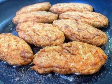 Tavada kızartılmış et, et tabağı, köfte, yağ...