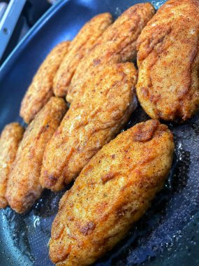 Tavada kızartılmış et, et tabağı, köfte, yağ...