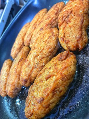 Tavada kızartılmış et, et tabağı, köfte, yağ...