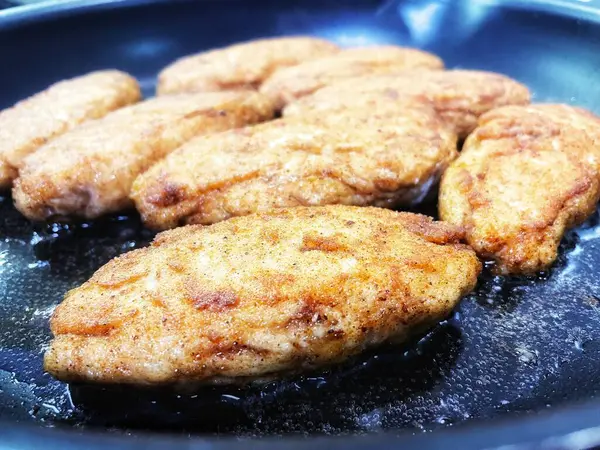 Tavada kızartılmış et, et tabakları, köfteler.