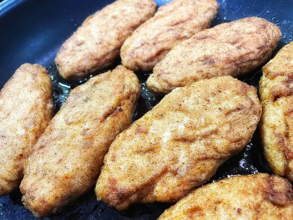 Tavada kızartılmış et, et tabakları, köfteler.