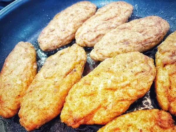 Tavada kızartılmış et, et tabakları, köfteler.